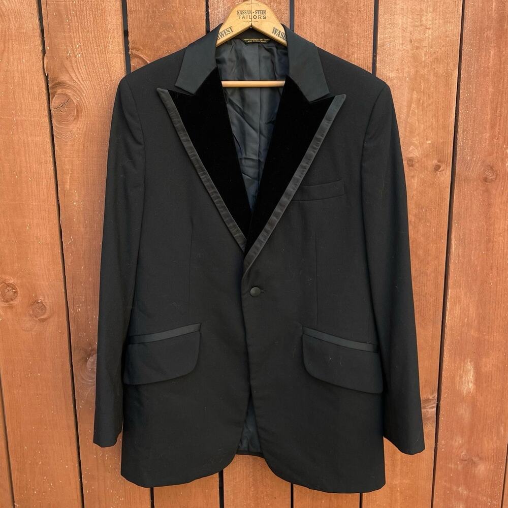 Vintage 1970s Men’s black blazer with velvet detail